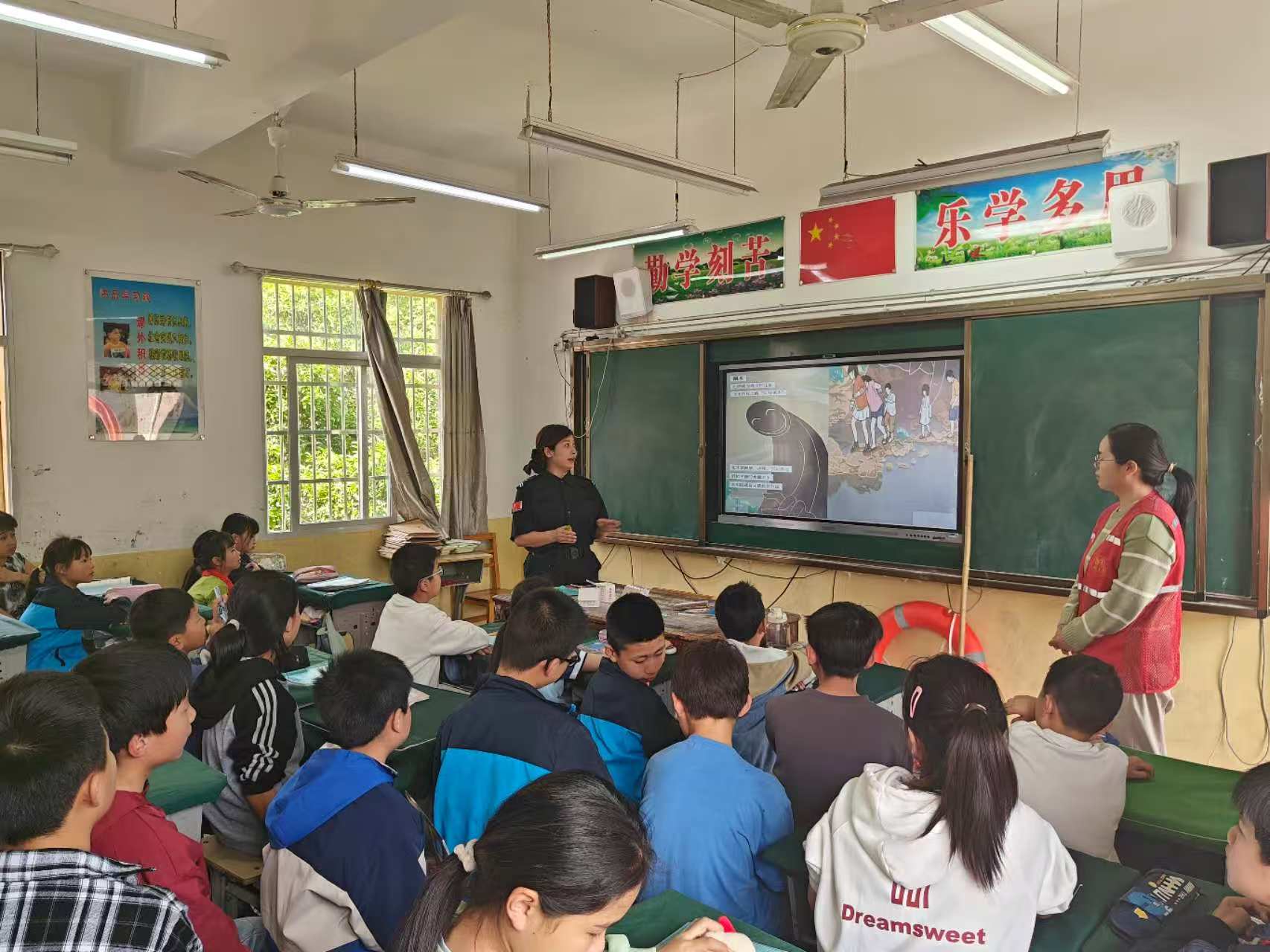 上饶“信州平安义警”：用温情服务编织有温度的城市安全网