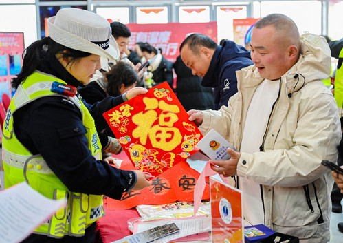 精品第五条 | 一抹荧光暖归途——记者深入南昌北服务区直击江西交警暖心护航现场