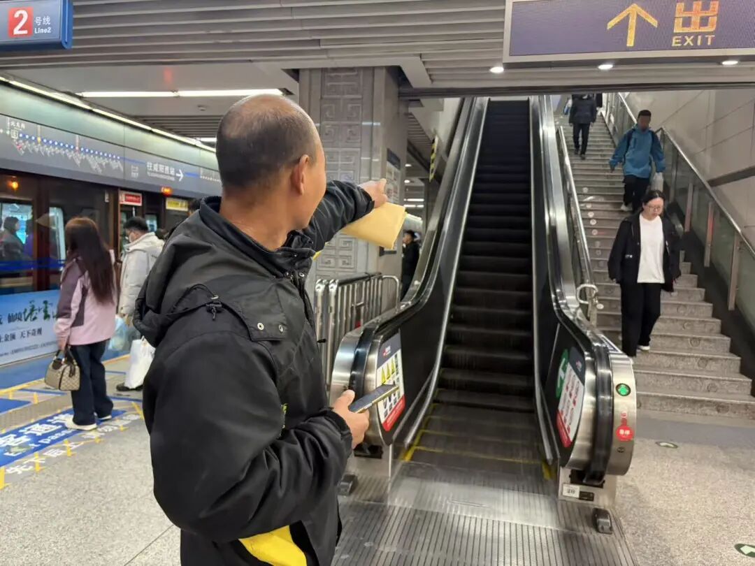 西安女子搭乘地铁扶梯，被上方摔倒乘客压致骨折，肇事者难寻医药费谁担 ？